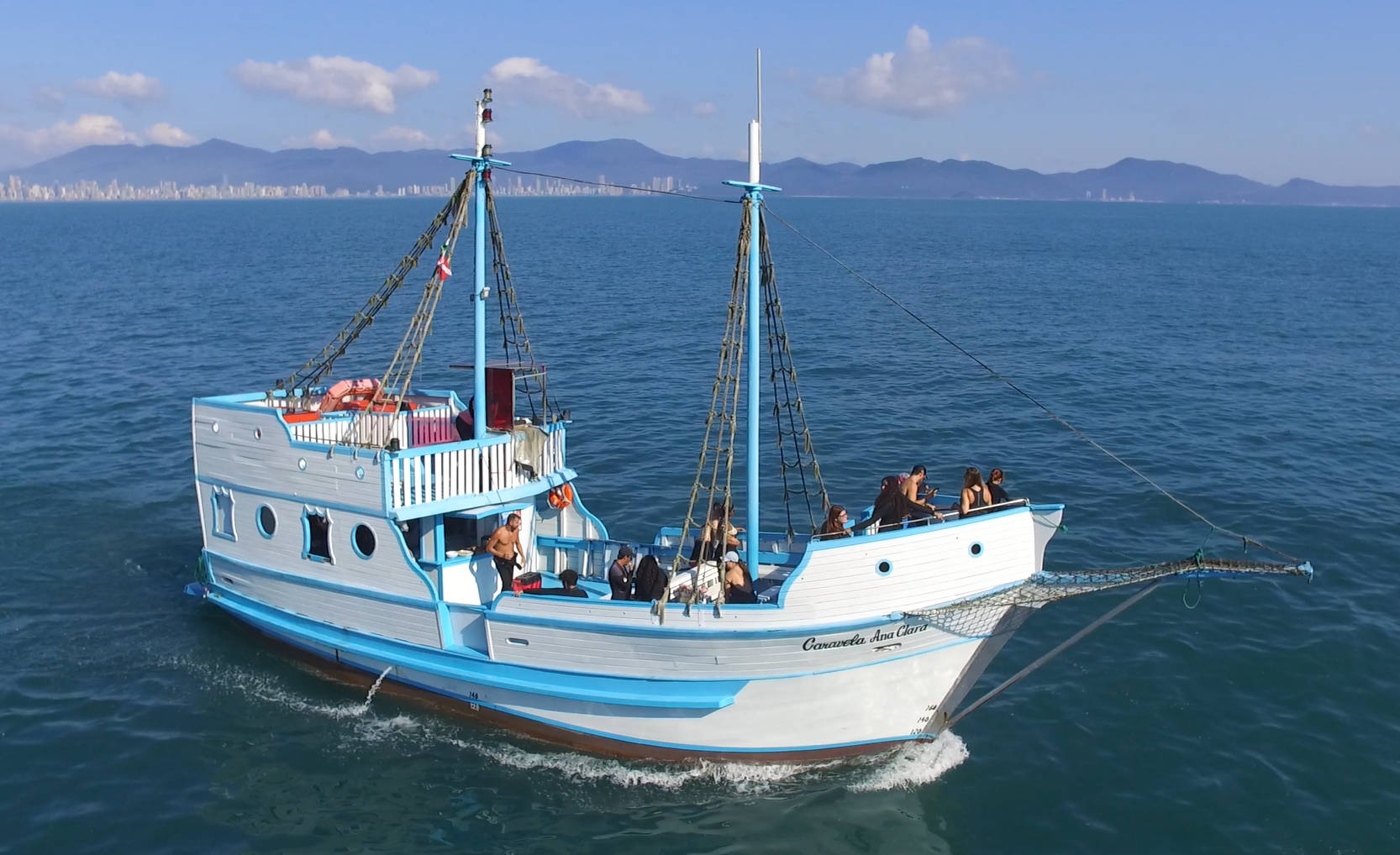 Caravela Ana Clara — embarcação da Dive Master navegando pela Costa Esmeralda
